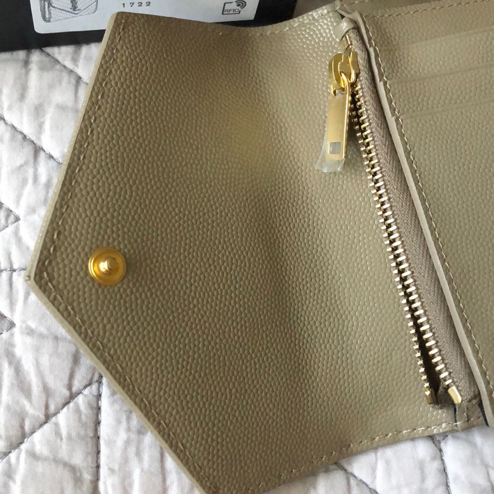 SOLD! NWT YVES Saint Laurent Monogram Wallet in Grey - Picture 4 of 10